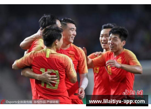 利来体育足球球员集体留影：锦标背后的团队精神